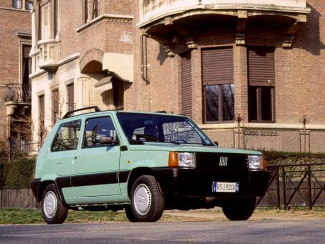 ▲イタリア本国では80年に登場し、日本でも99年まで販売された初代フィアット パンダ。いくつかのバリエーションはありますが、基本的には1～1.1Lエンジンを搭載するシンプルな小型車です