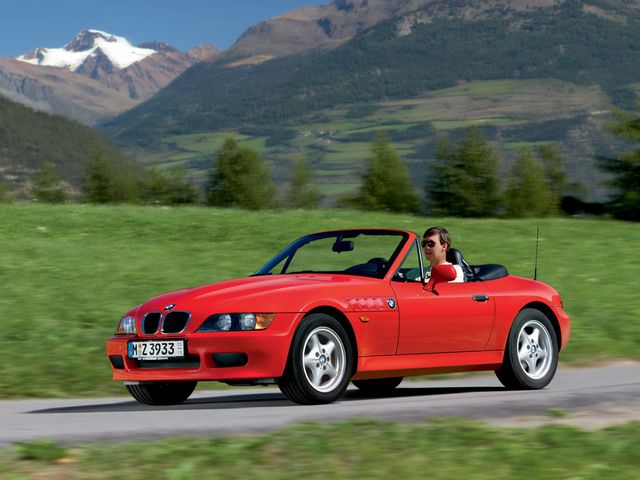 ▲96年8月から03年12月まで販売されたBMW Z3。ロングノーズ＋ショートデッキ、スモールキャビンという典型的なクラシカルスタイルを採用した2シーターオープンカーです