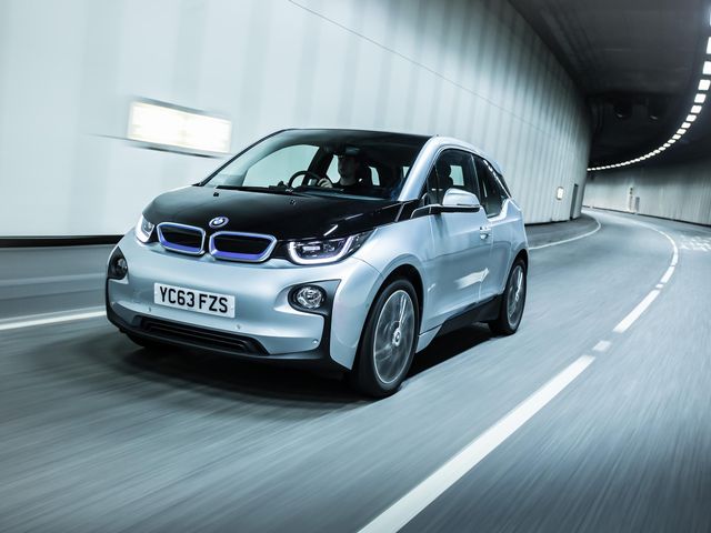 ▲BMWが14年4月から販売しているEV、BMW i3。タイヤなどが発する走行音はもちろん発生するが、エンジン音ゼロの静寂っぷりからはどことなく逆スーパーカー的わびさび（？）を感じる。中古車相場は250万～350万円ほど