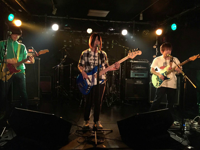 ▲バンドメンバーは、イッシー（ギター）、コバ（ギター）、たくや（ドラム）。千葉県内のライブハウスを中心に活動中！