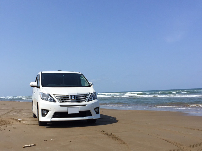 ▲RXに乗り替える前の愛車。この車でも様々な場所を旅したそうだ。写真は、石川県の千里浜なぎさドライブウェイ