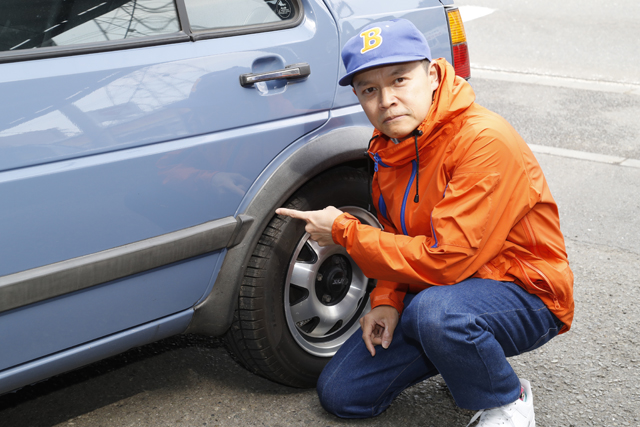 ▲低年式になるとモールのヤレが目立つもの。「僕の車もけっこうくすんでいるから思い切って塗ってもらっちゃおうかな」とBoseさん