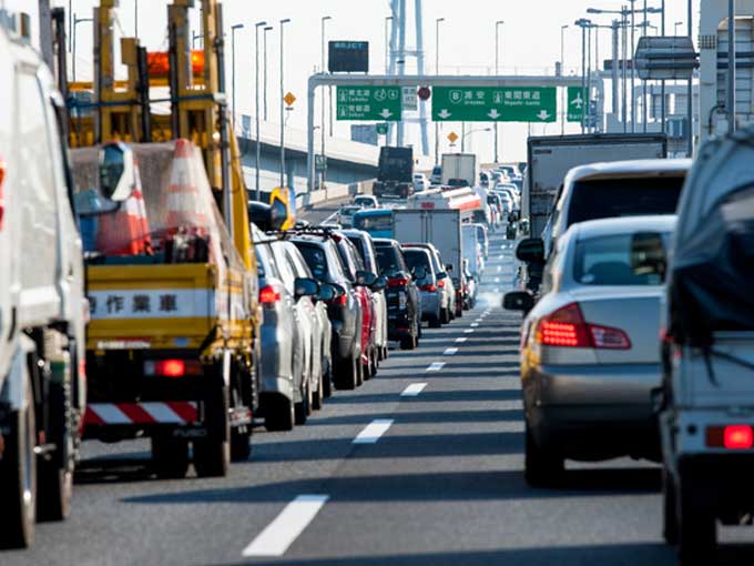 ▲ETCの整備や渋滞が顕在化している箇所での道路構造の改良、LED表示板などによる速度回復の呼びかけ、渋滞予測情報の提供など、様々な取り組みが効果を発揮。渋滞が台数・時間的に与えた影響を表す指標である「渋滞損失時間」は、2013年を境に減少傾向にある