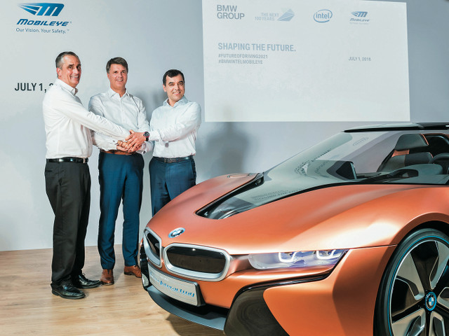 ▲2016年7月1日の会見で、BMW、インテル、モービルアイの3社は、自動運転技術の開発に向けて、共同で取り組んでいくことを発表した。市販車に搭載されるのは、2021年の予定で、電動系車両のBMW iNEXTに用いられる