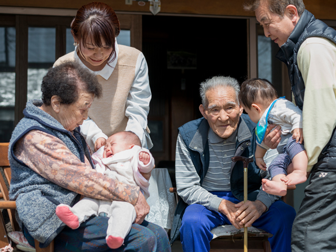 ▲娘さんにとっては、ひいおじいちゃん、ひいおばあちゃん。向かって右の赤ちゃんは、裕子さんのいとこのお子さんで、抱きかかえているのが叔父さん。少々複雑（？）ではあるが4世代が揃った