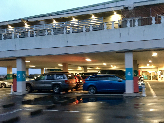 ▲駐車場は最上階もほとんどが屋根付きで、雨の日も安心！