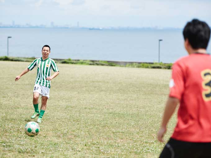 ▲幼い頃から続けてきたサッカーだけに、気持ちの良い場所でボールを蹴っているだけで子供心に戻り、楽しくなる