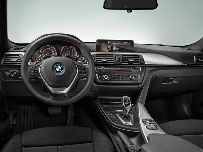 ▲グレードや年式によって細部は微妙に異なりますが、現行BMW 3シリーズのコックピットはおおむねこのような雰囲気。……この世界観が100万円台で手に入るって、よく考えたらすごいですね
