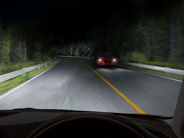 ▲2014年11月に発表されたマイナーチェンジで、写真のアダプティブ・LED・ヘッドライト（常時ハイビームだが対向車や先行車を感知するとその部分だけロービームになる）を採用