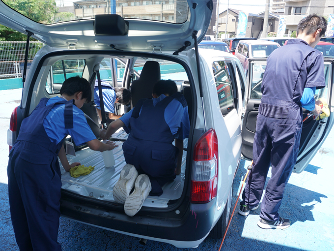 ▲職業体験中の生徒が、店舗スタッフにノウハウを教わりながら一生懸命に車内清掃を行っていた。商用車のクリーニングは難易度が高い！