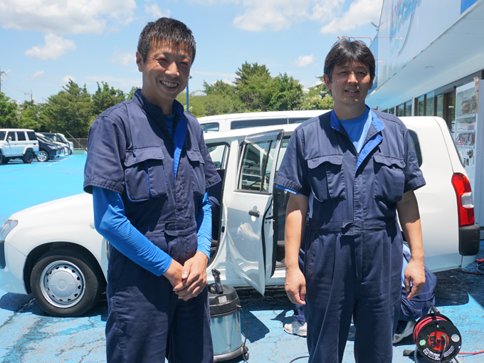 ▲カーメイトサクセス春日部店・職業体験担当者の白井さん（左）と店長の宇田川さん（右）