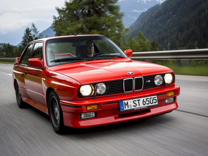 ▲写真はミニでも117クーペでもなく、80年代後半から90年代初頭にかけて世界中を席巻した初代BMW M3。現在中古車相場はかなり高騰しちゃってますが、例えばこんな感じの車を買えたらステキですよね