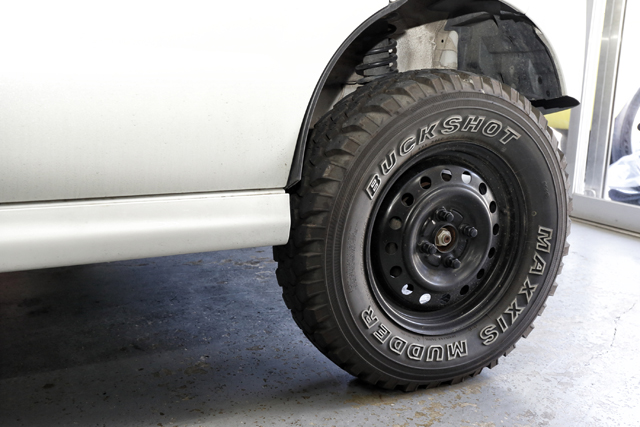 ▲荒れた道を走るため、タイヤはオフロード用でホイールは鉄。プロ仕様からは機能美が伝わってきます