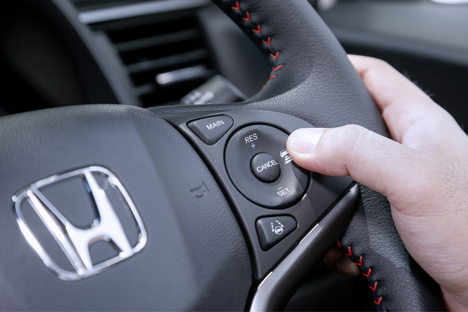 ▲ACC（追従型クルーズコントロール）はステアリングに設置されたボタンで起動できる。前走車との適切な車間距離を維持しながら追従走行し、ドライバーの運転負荷を軽減する