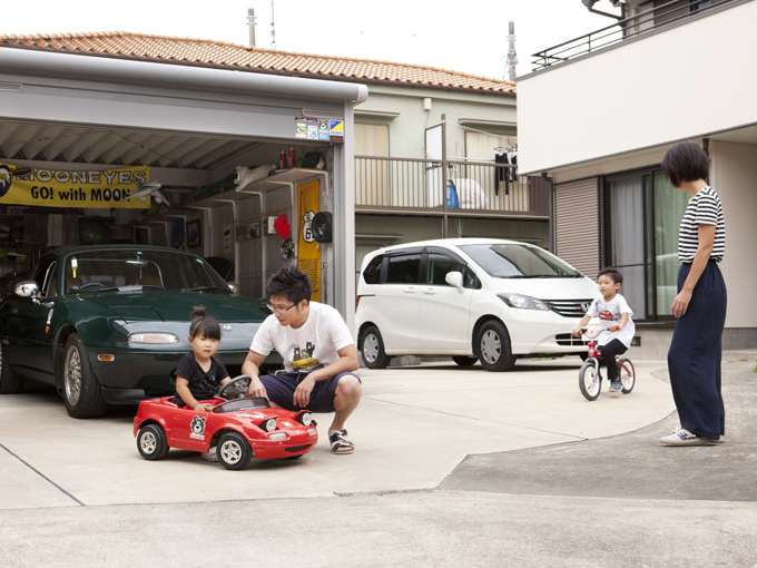 ▲ご自宅前のガレージには、車だけでなく、子供たちのおもちゃや自転車、アウトドアグッズが。親子のワクワクがいっぱいに詰まっている