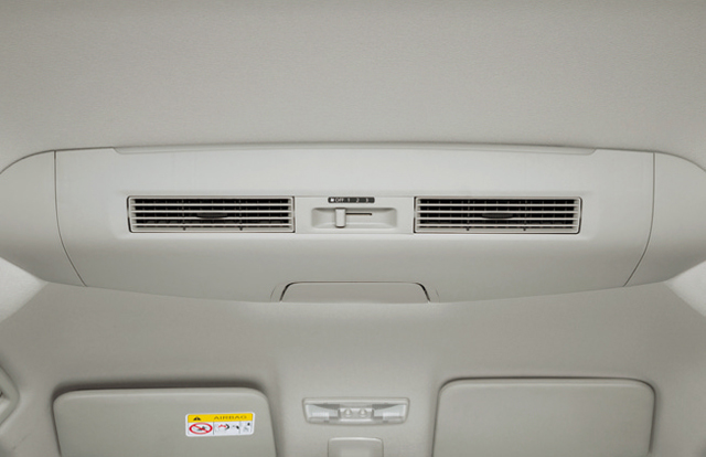 ▲軽ハイトワゴンの広い室内の温度を均一にするリアシーリングファンを搭載