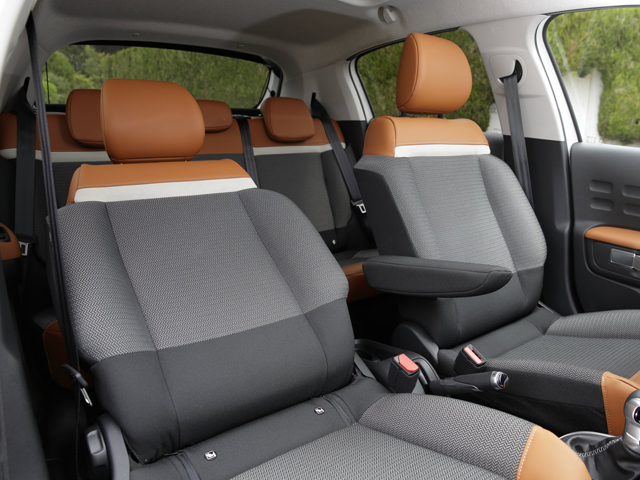 ▲座り心地だけでなく路面からの衝撃を吸収してくれ、伝統とも言えるソフトなシートを装着。現代的スタイルとリラックスした座り心地を実現させた。ラゲージ容量は300Lとなる