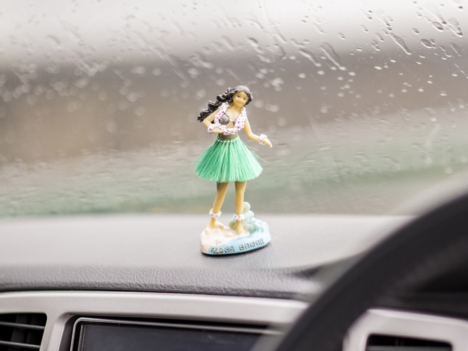 ▲新婚旅行の時にハワイで購入したフラガールの人形。お気
に入りでダッシュボードに。車が動くとフラフラ揺れる