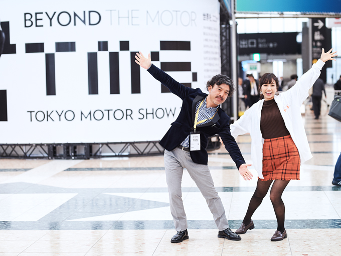 ▲こんにちは！　自動車ジャーナリスト・塩見智です。今回は、グラビアアイドル・かえひろみさんと、2年に一度の大イベント「東京モーターショー」を回っていきます！