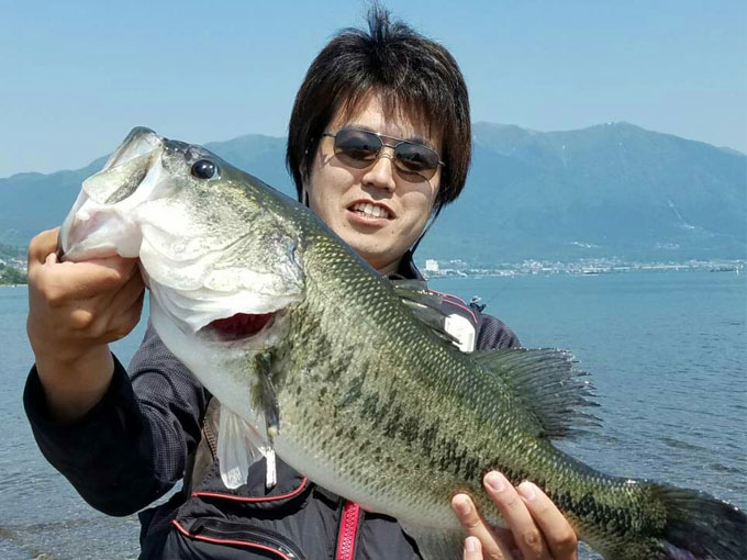 ▲小さい頃から魚釣りが趣味の齋藤さん。腕もなかなかのもので、こんな大物を釣り上げたことも！