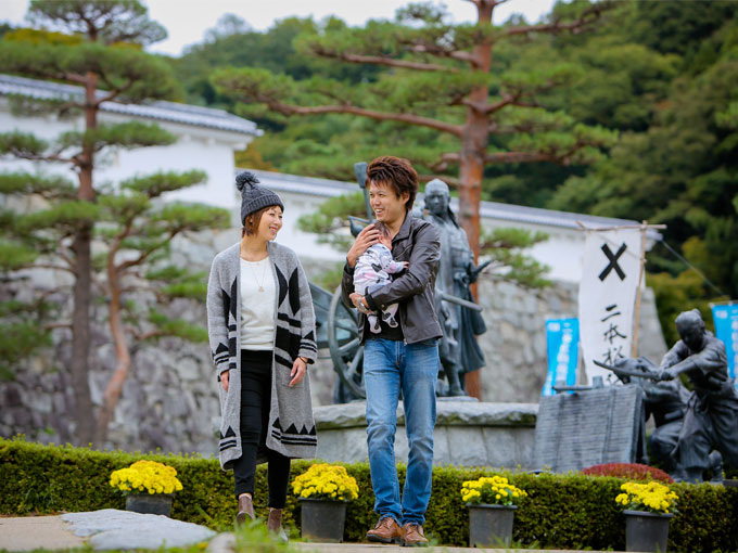 ▲齋藤さんが幼い頃に友人たちとよく遊んでいた霞ヶ城公園。慣れない手つきでわが子を抱える新米パパの様子が愛らしい