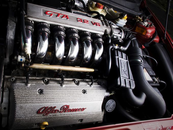 ▲写真はアルファロメオ 156 GTAの3.2Lエンジン。このようなディープで強烈なガソリンエンジンを普通に楽しめるのも、もしかしたらあとわずかな時間なのかも？