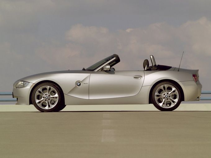 ▲それまで販売されていたZ3の後継モデルとして03年1月に登場した初代BMW Z4。搭載エンジンは直6の2.5Lと3Lの2機種で、いずれも5速ATと組み合わされる。ソフトトップは前期型では3L仕様のみ電動開閉式だったが、06年4月以降は2.5L仕様も電動方式に変更されている