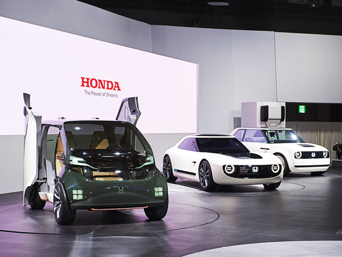 ▲続いてやってきたのはホンダブース。左から、Honda NeuV、Honda Sports EV Concept、Honda Urban EV Concept