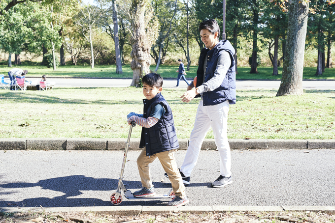 ▲「展己ー、明日はアスレチック行く？」と、撮影中も次に車で行く場所を相談し合っていた仲良し親子