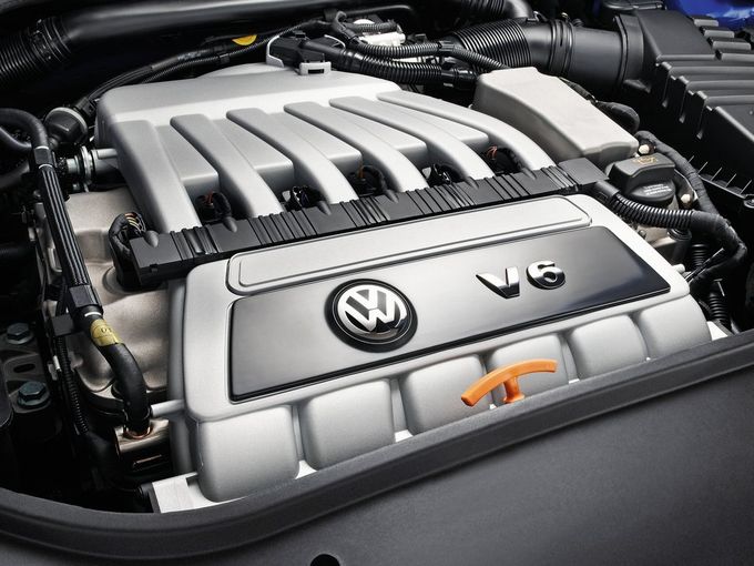 ▲最高出力250psを発生させるゴルフ5 R32の3.2L自然吸気V6エンジン。15度という、V型エンジンとしてはかなり狭角となるバンク角はフォルクスワーゲンの伝統のひとつ
