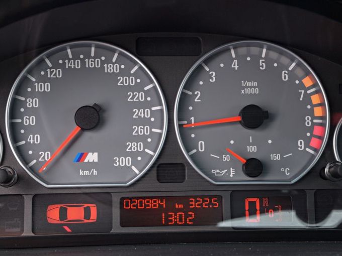 ▲E46型M3の速度計と回転計。イエローゾーンは6500rpmからで、レブリミットは8000rpm