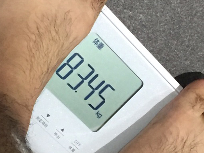 ▲ピピピ……「83.45kg」。初日の成果はマイナス0.15kg