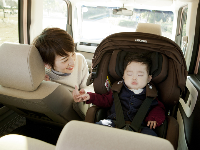 ▲助手席スーパースライドシート（タイプ別設定）なら、走行中も赤ちゃんの様子を確認することができます