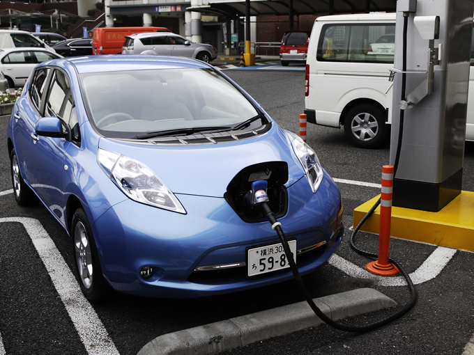 ▲内燃機関ではなく電気でモーターを動かして走行する電気自動車を中古車で選ぶことは、街乗り中心の人にとってベストな選択となるかもしれませんよ！