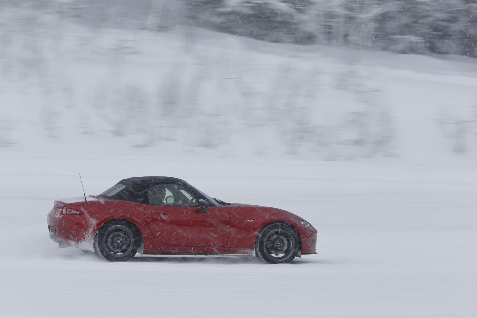 ▲ロードスターが雪上でも「躍動」