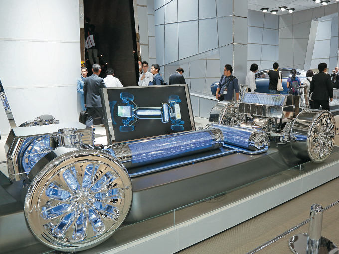 ▲同じく2015年の東京モーターショーで公開された、後輪駆動燃料電池車のコンポーネント部分。2本ある水素タンクのうち、1本をセンタートンネルに配置するレイアウトが提示された