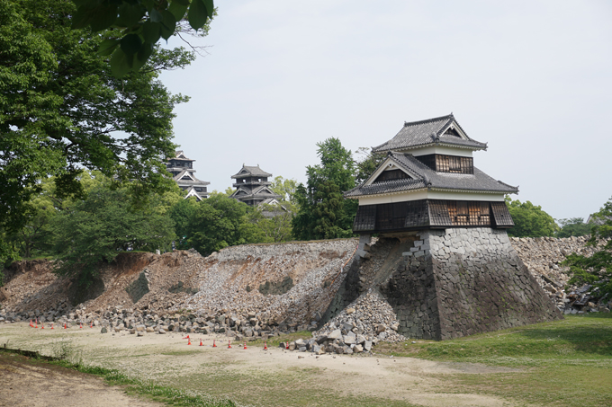 ▲石垣が崩れた熊本城。地震から1ヵ月後、私が撮影した写真です