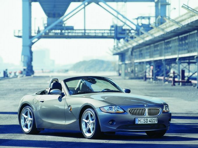 ▲2003年から2009年にかけて販売された初代BMW Z4。エンジンは直6の2.5Lと3Lの2種類で、いずれも5速ATと組み合わされる。ソフトトップの格納は2.5iの前期型が手動式で、3.0iは電動式