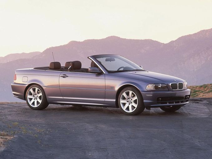 ▲こちらが旧々型BMW 3シリーズカブリオレ。販売期間は2000年から2007年で、搭載エンジンは3L 直6の1機種だった。ルーフは3層構造のソフトトップで、電動により約25秒で開閉する。乗車定員は4名
