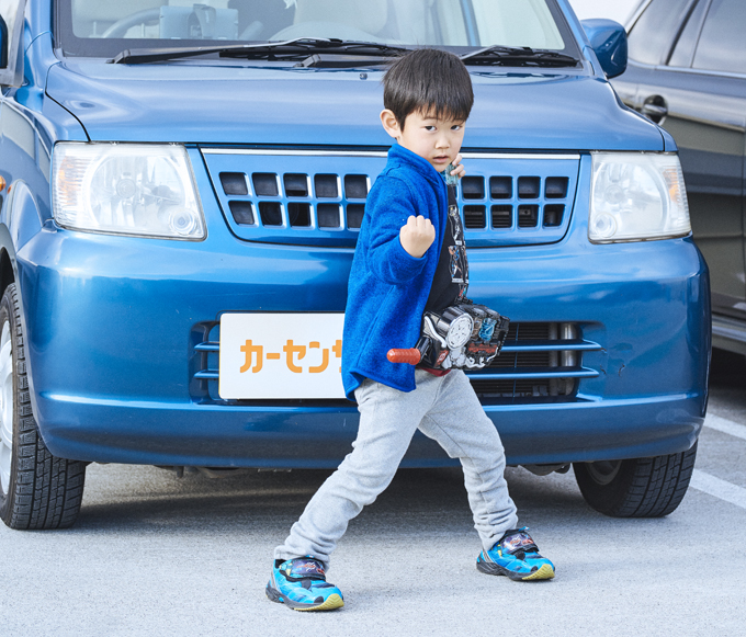 ▲この日は暖人くんが大好きな「仮面ライダー」のショーを見るため、遊園地へ。1時間以上のドライブだったがゴネる様子もなく終始ゴキゲン。リュックに詰めてきた変身ベルトの効果もあるかもしれないが、大好きなオッティのパワーもあるだろう