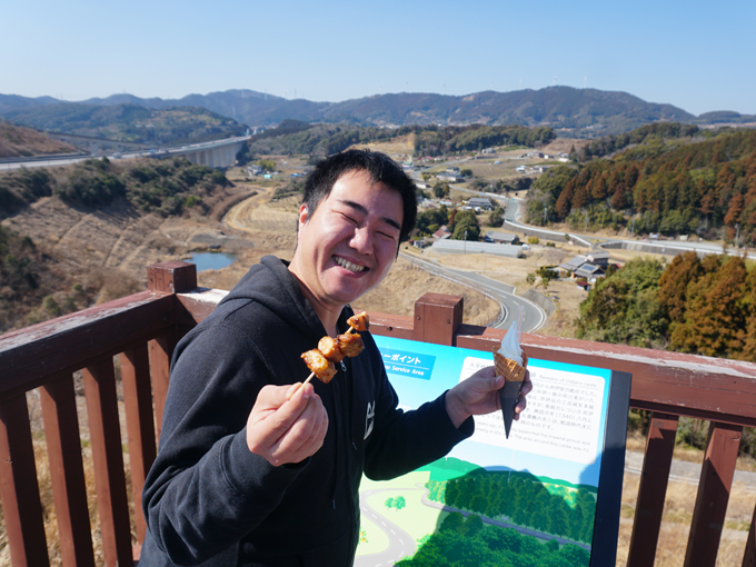 ▲浜松SAでは、高速道路初出店のPecolitaの富士山麓牛乳を使用したソフトクリーム（税込400円）と、目についたついでにスペアリブ（税込400円）も。人気のソフトクリームは、ふわっとした食感で、しっかりとミルクを感じられました。個人的には濃厚、というよりかはあっさりしていて食べやすかったです