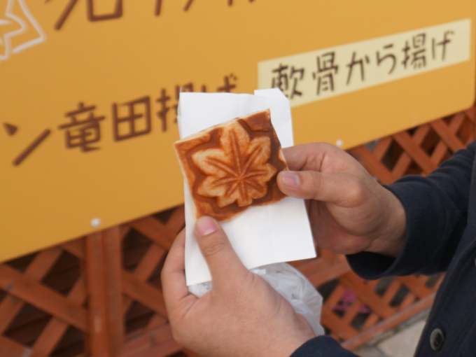 ▲まずは広島県にある福山SAの、クロワッサンもみじ饅頭（税込200円）。広島といえば、もみじ饅頭。しかしこれはクロワッサンの生地を使った、サクサク食感たまらない一品