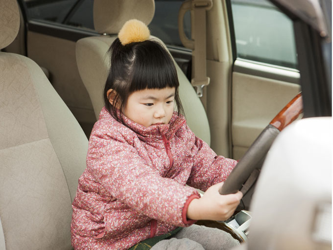 ▲運転するパパはかっこいいよね。車好きのパパの子もやっぱり車好きになるのだろうか……