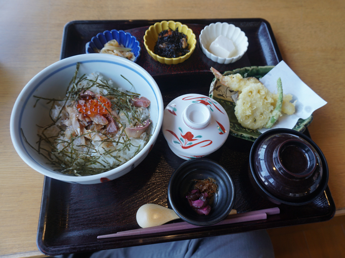 ▲今回頂いたのは、漁師丼御膳（税込1800円）。こちらを含む、指定施設で合計1000円以上利用すると、帰りの安芸灘大橋の無料通行券がもらえます！