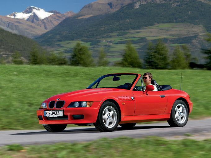 ▲ロングノーズ＋ショートデッキ、スモールキャビンという古典的フォルムが魅力の2シーターオープン、BMW Z3。基本となる1.9Lの直4DOHCはBMWらしい高回転型で、小ぶりなボディとの相性も抜群