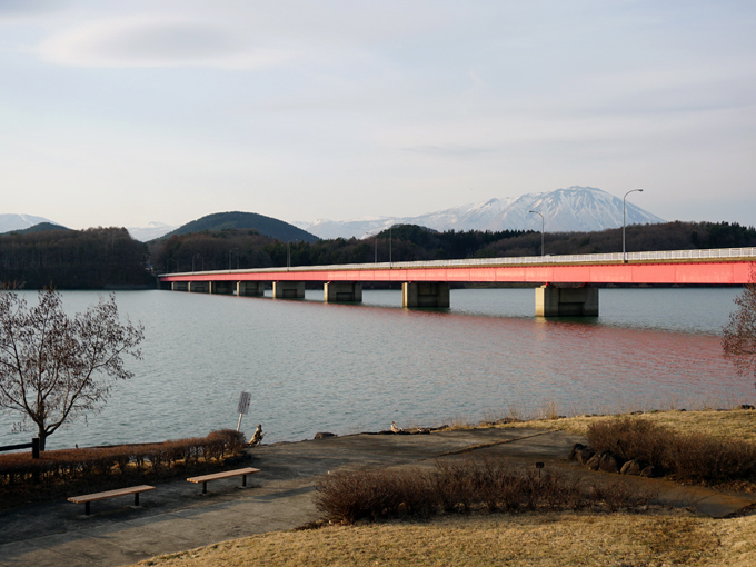 ▲御所湖のほとりからの眺め。右奥に見えるのは岩手山