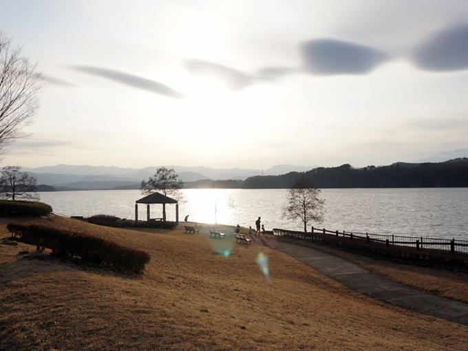 ▲夕日に照らされる御所湖。右手には岩手山が見えた