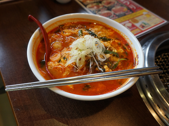 ▲運ばれてきた温麺！ スープは赤いが、それほど辛くはない