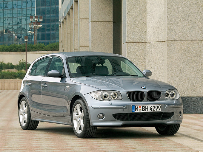 【BMW 1シリーズ（初代）】排気量は1.6Lと1.8L、2L、3Lがある。ミッションは6速ATのほか、3Lには6速MTもあり、100万円でも狙える。パンクしてもしばらく走り続けられるランフラットタイヤを装着。横滑り防止装置などの車両コントロール装備も充実している。原稿執筆時点で、支払総額100万円なら2004年から2006年式の5万km未満が狙える