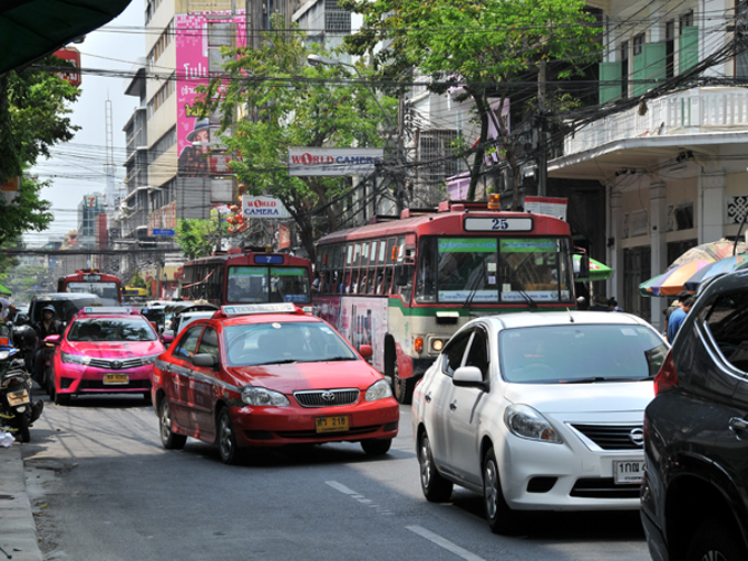 ▲バンコクは世界有数の交通渋滞の街として知られています。それだけに、交通手段も様々なものが存在しています。その様相はまさに混沌という言葉が似合う状態です